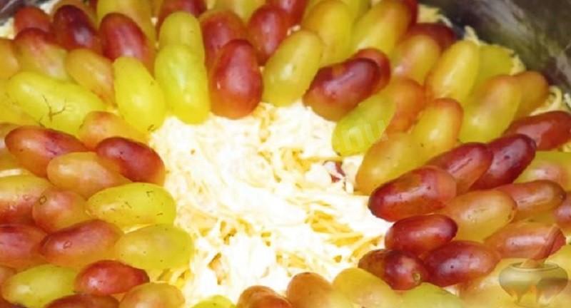 Шаг 7 приготовления Салат Тиффани с розовым виноградом