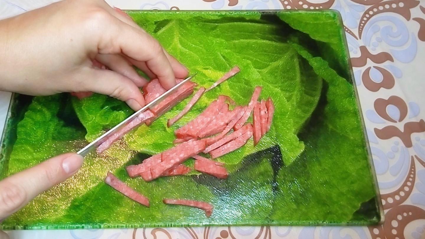 Шаг 3 приготовления Сытный и яркий салат Соломка
