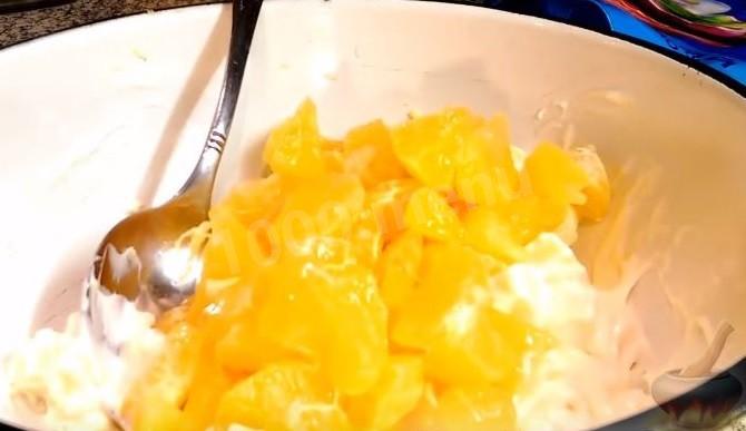 Шаг 5 приготовления Мандариновый салат с сыром