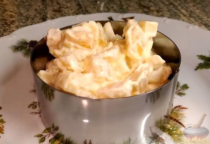 Шаг 6 приготовления Мандариновый салат с сыром