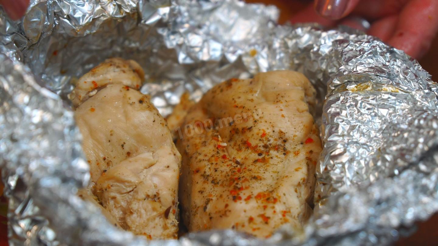 Шаг 1 приготовления Куриные салаты с сыром и томатами