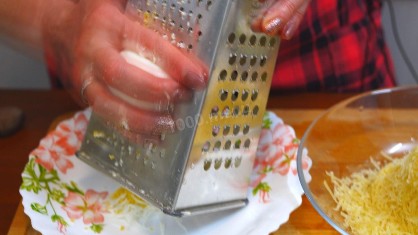 Шаг 10 приготовления Куриные салаты с сыром и томатами