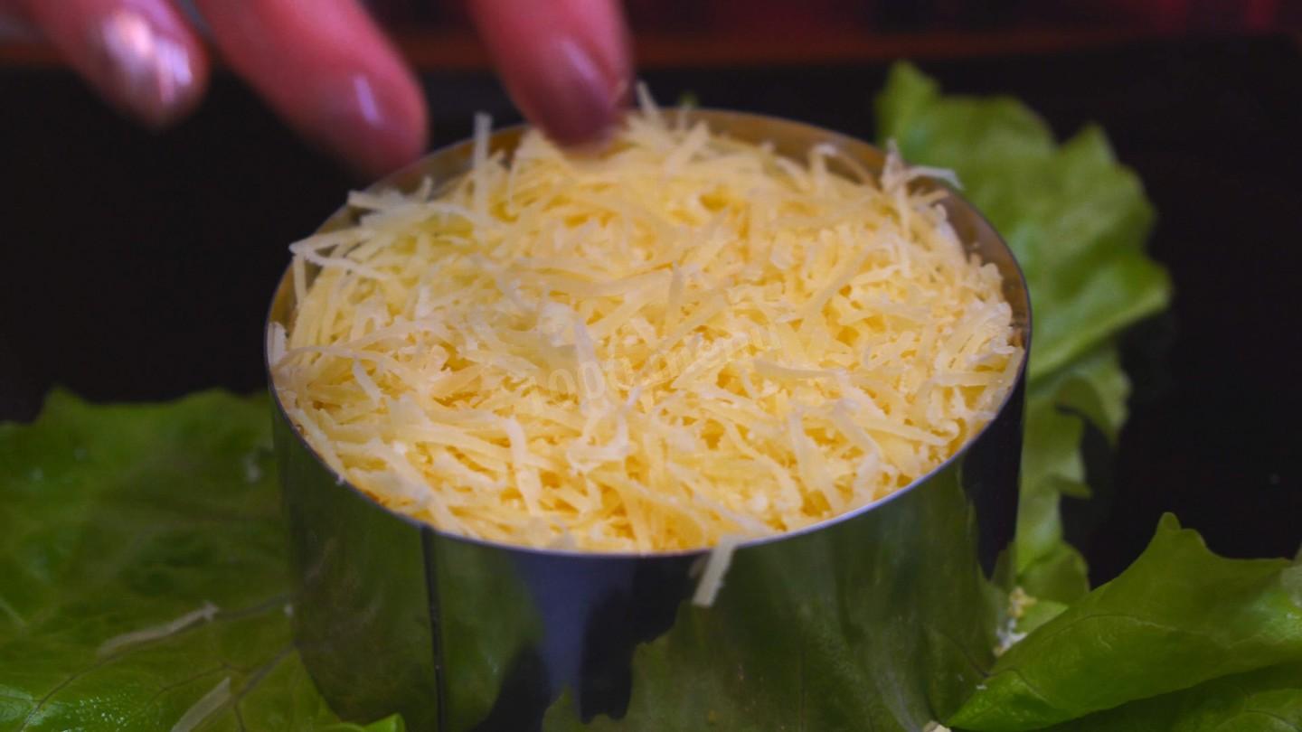 Шаг 17 приготовления Куриные салаты с сыром и томатами