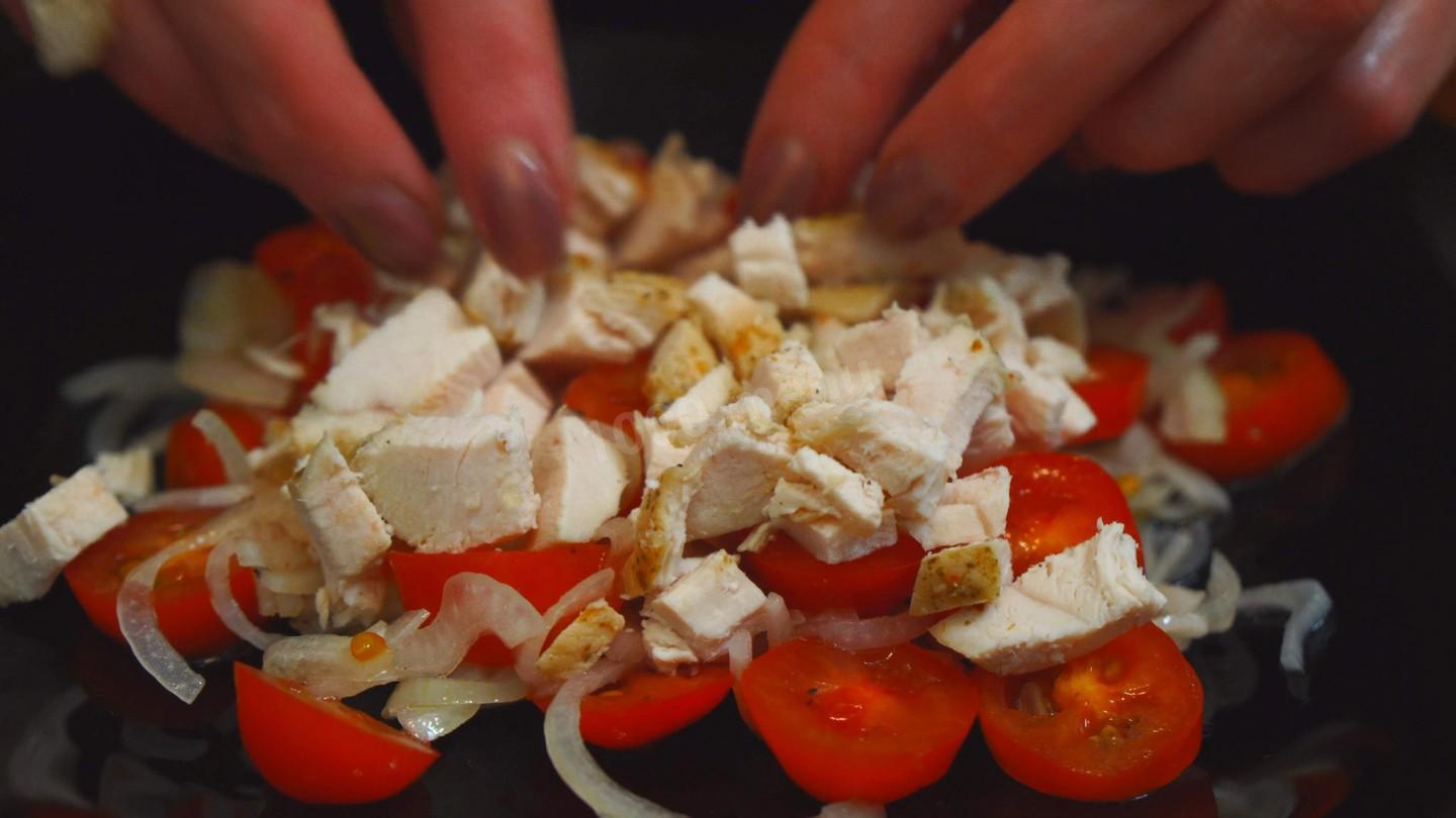 Шаг 19 приготовления Куриные салаты с сыром и томатами