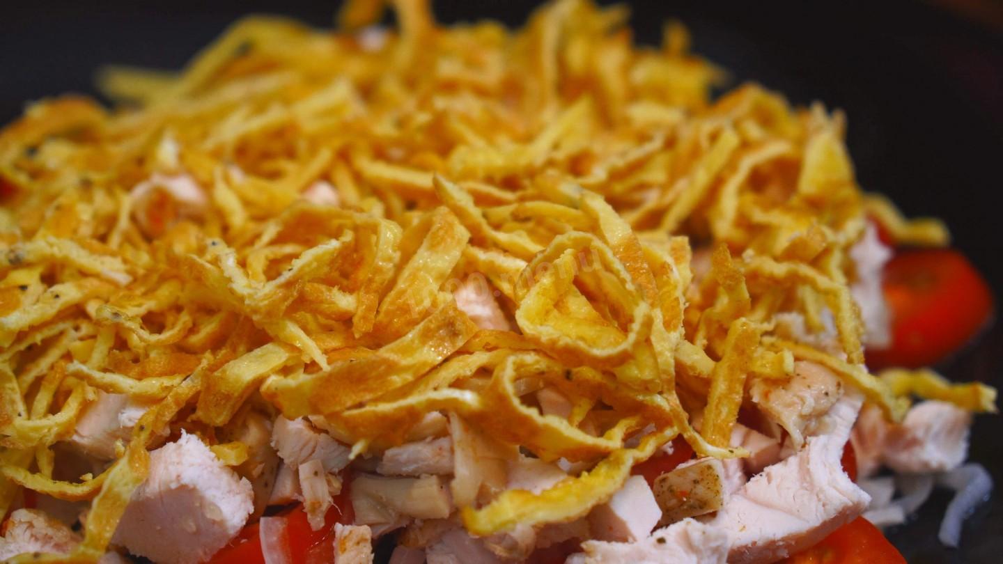Шаг 20 приготовления Куриные салаты с сыром и томатами
