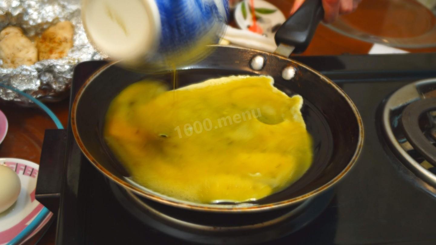 Шаг 7 приготовления Куриные салаты с сыром и томатами