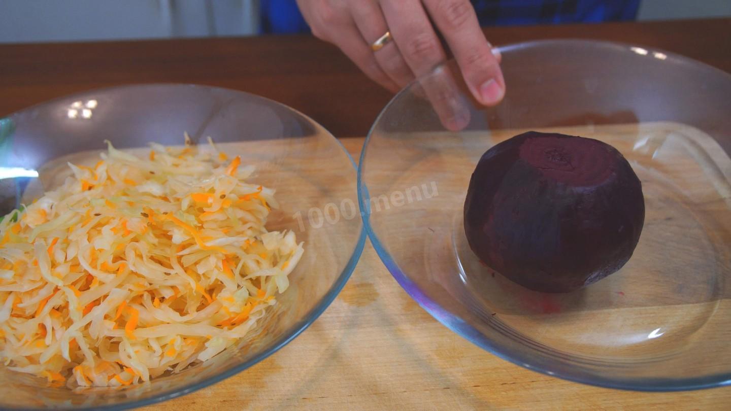 Шаг 1 приготовления Салат из квашеной капусты и свеклы с кунжутом
