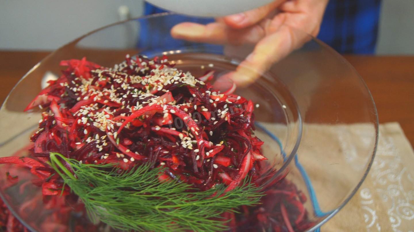 Шаг 8 приготовления Салат из квашеной капусты и свеклы с кунжутом