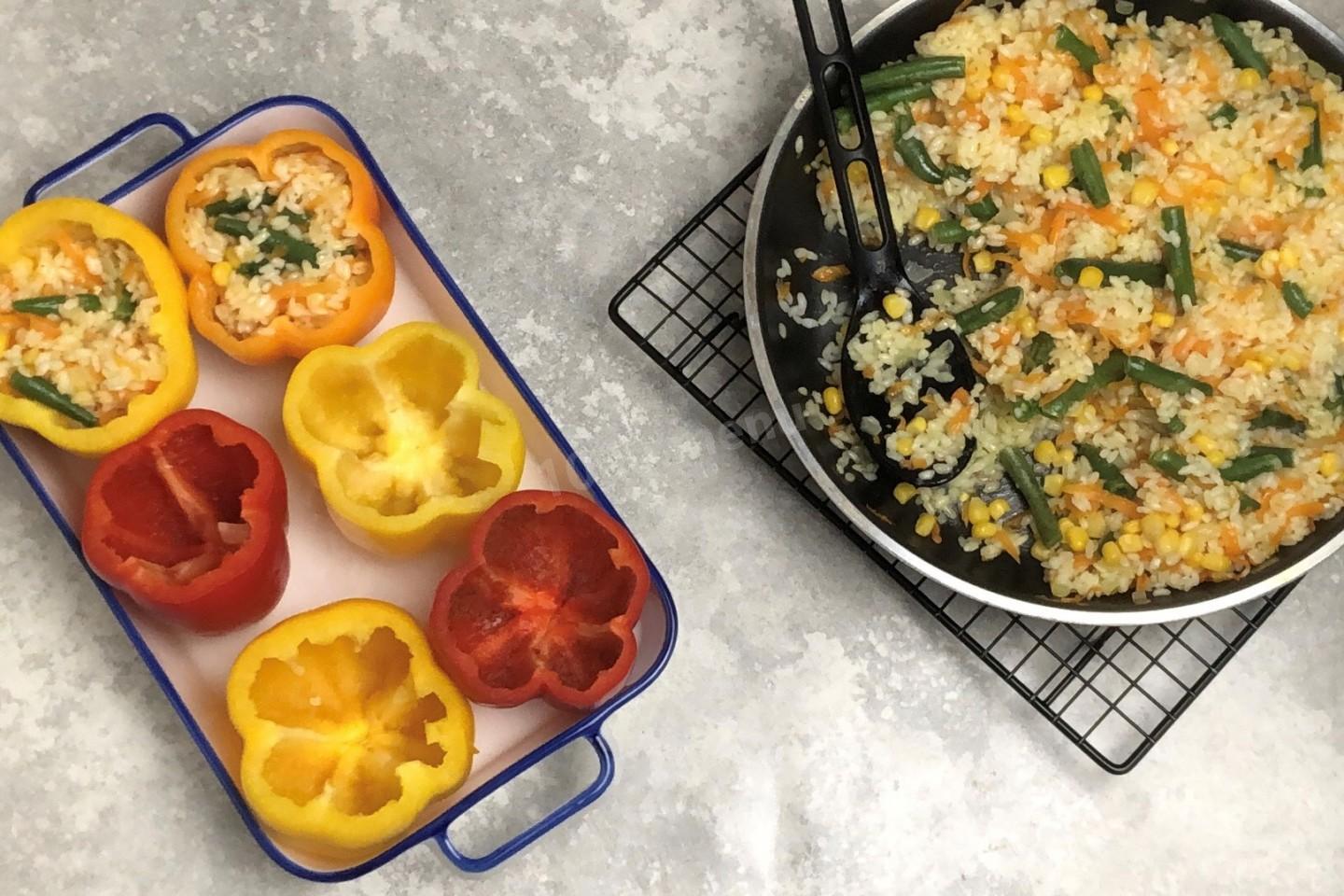 Шаг 11 приготовления Фаршированные перцы с рисом и овощами в духовке