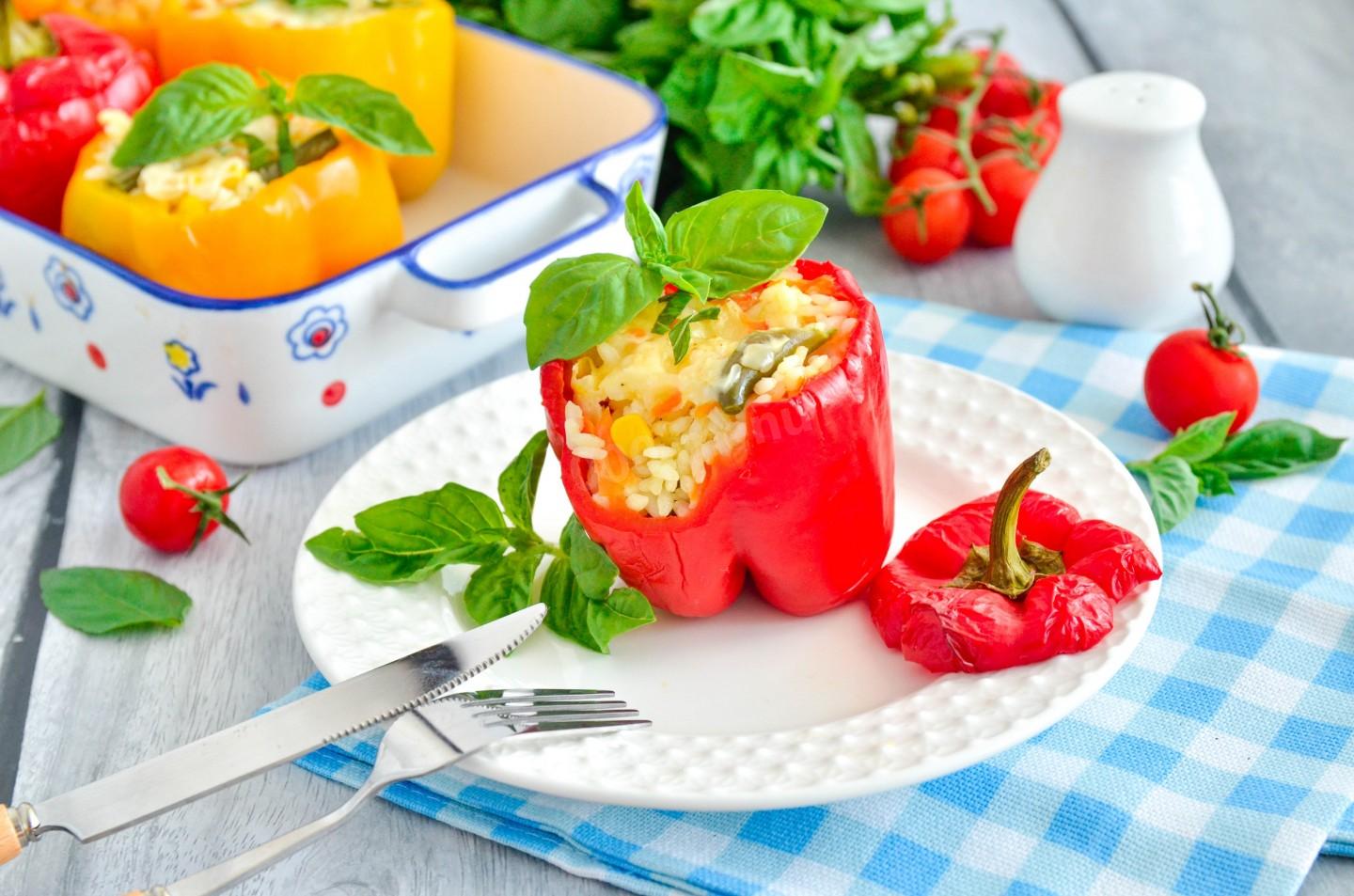 Шаг 14 приготовления Фаршированные перцы с рисом и овощами в духовке
