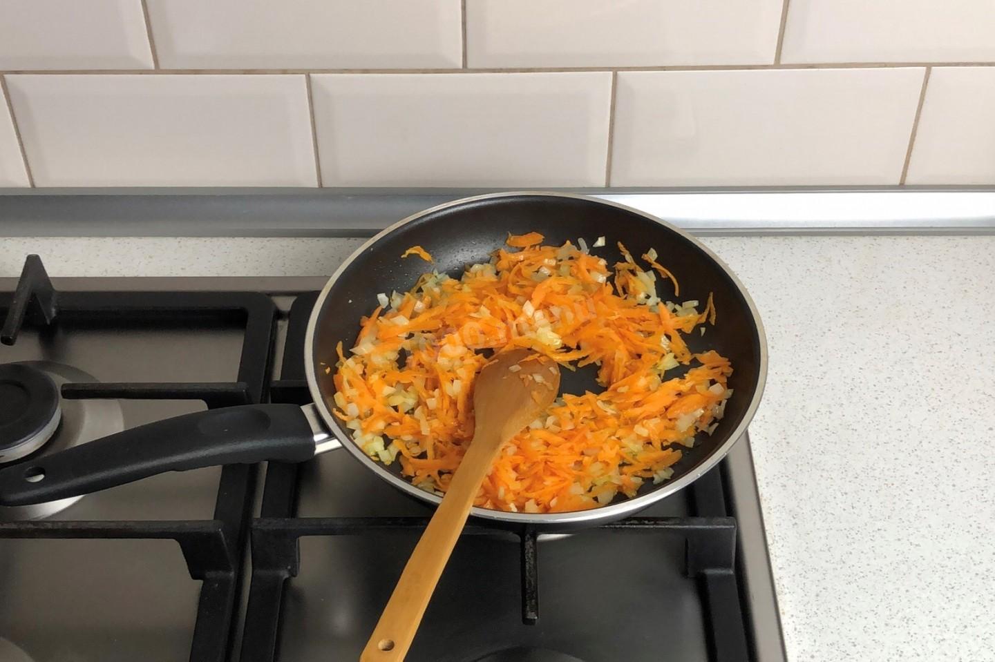 Шаг 4 приготовления Фаршированные перцы с рисом и овощами в духовке