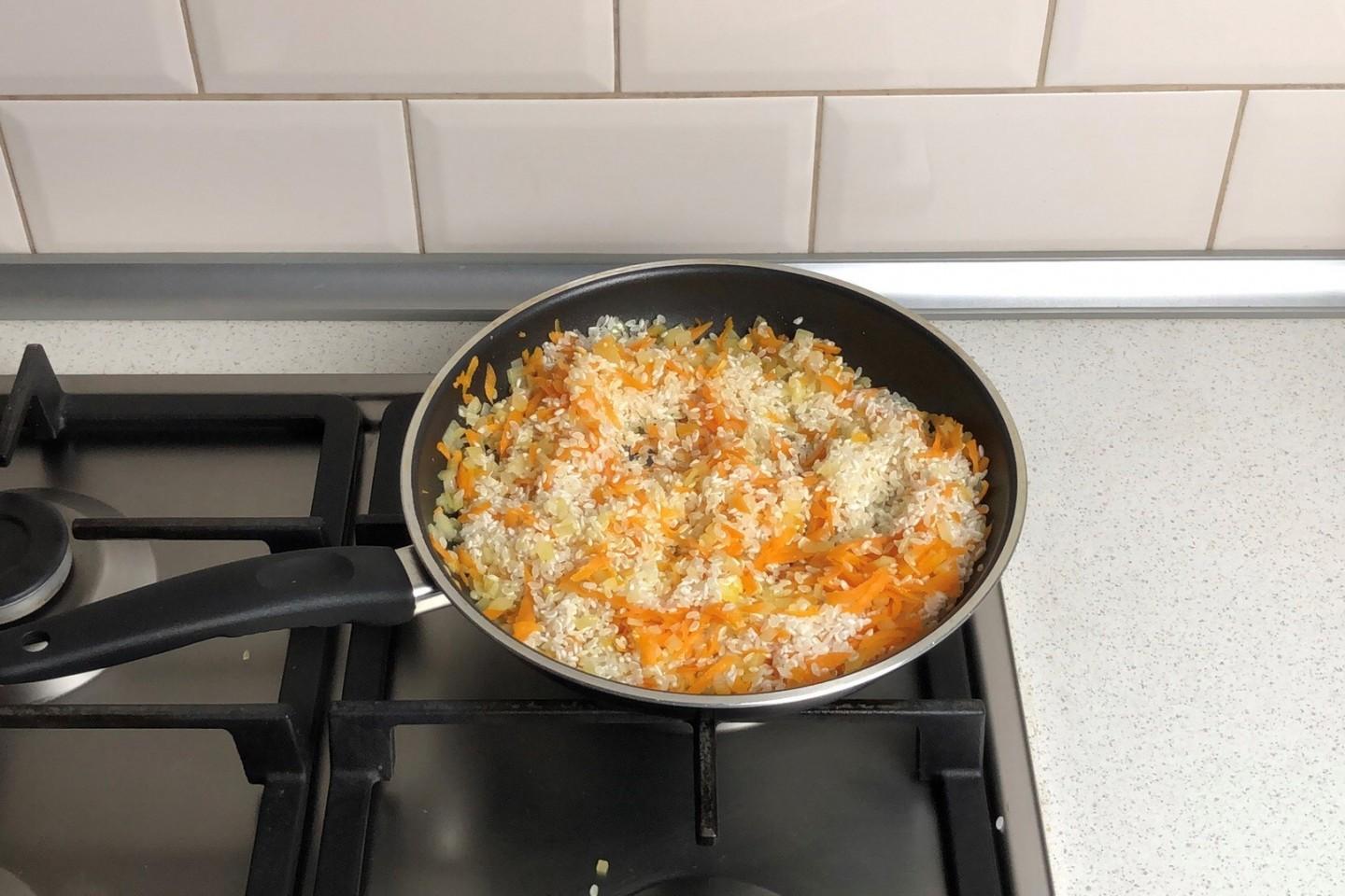 Шаг 5 приготовления Фаршированные перцы с рисом и овощами в духовке