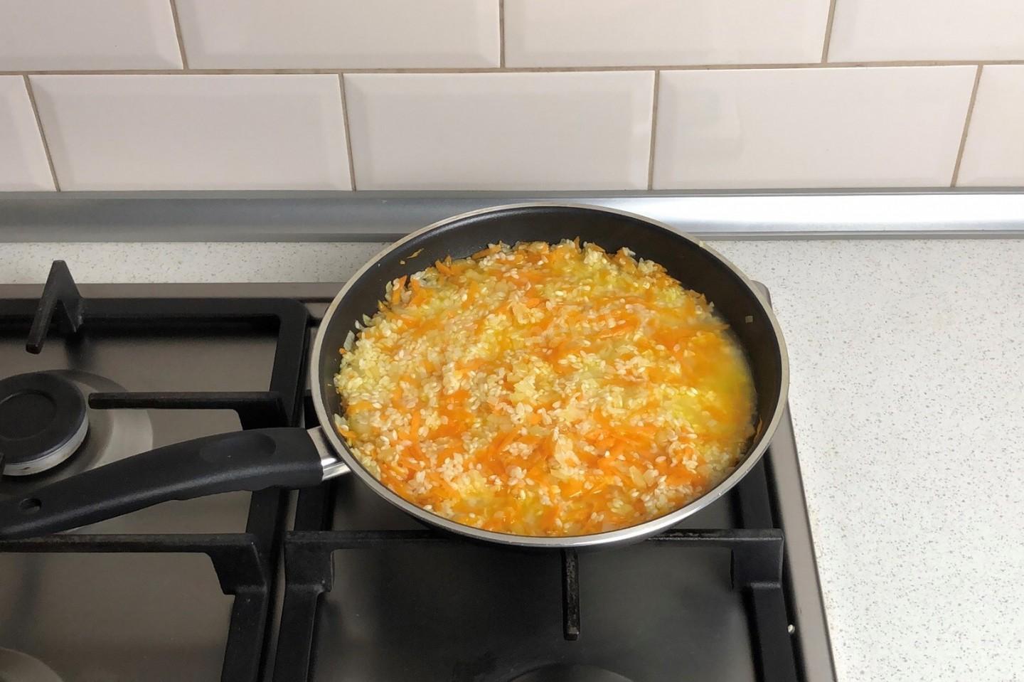 Шаг 6 приготовления Фаршированные перцы с рисом и овощами в духовке