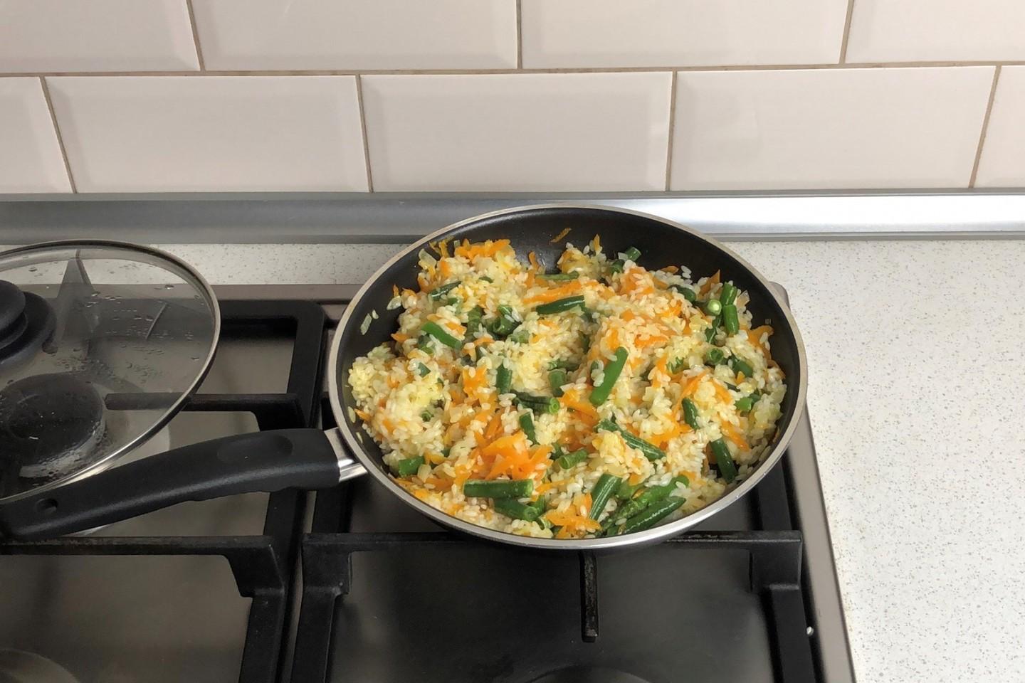 Шаг 8 приготовления Фаршированные перцы с рисом и овощами в духовке