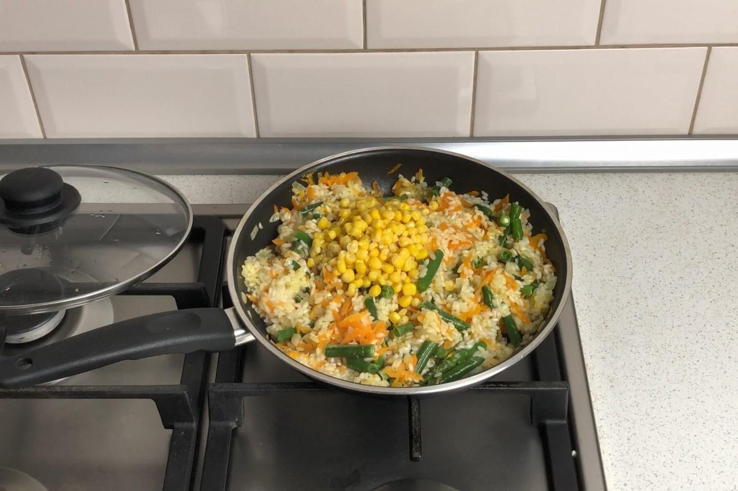 Шаг 9 приготовления Фаршированные перцы с рисом и овощами в духовке
