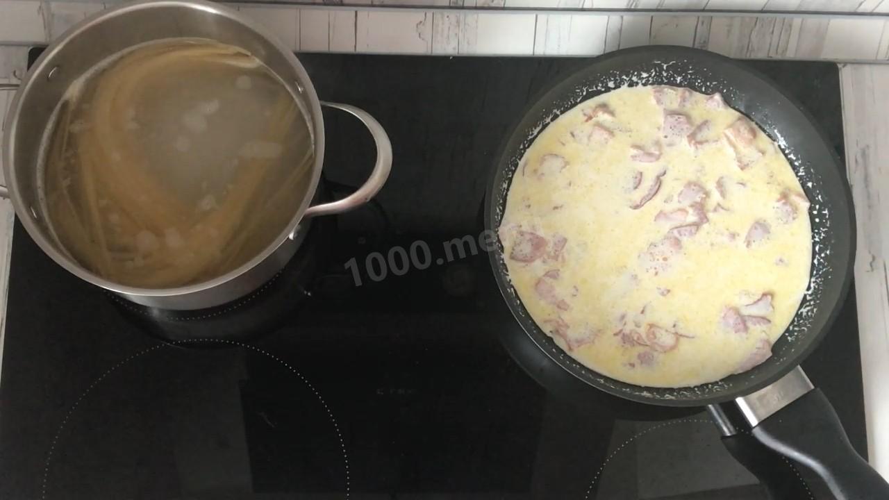 Шаг 6 приготовления Паста карбонара с беконом и сливками классическая