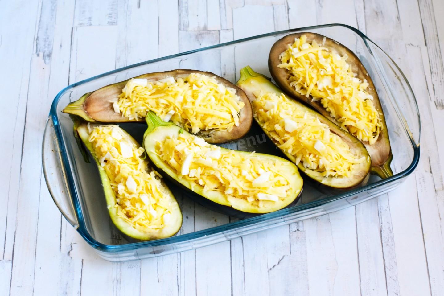 Шаг 10 приготовления Баклажаны запеченные с сыром и чесноком в духовке