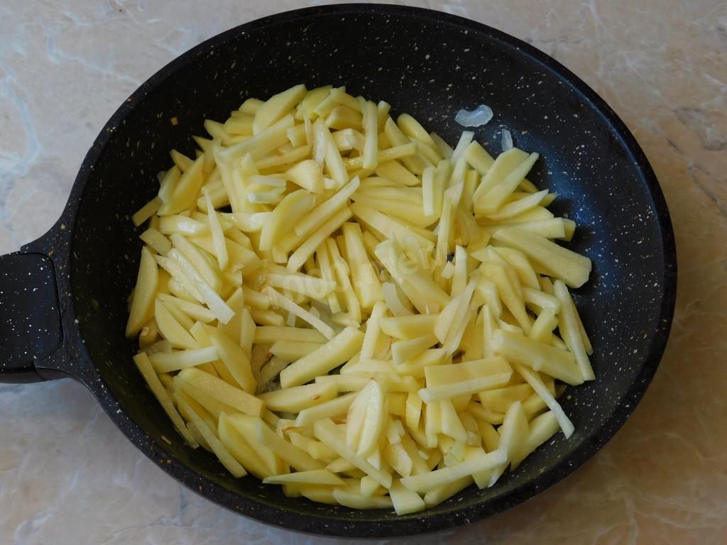 Шаг 6 приготовления Жареная картошка с луком на сковороде