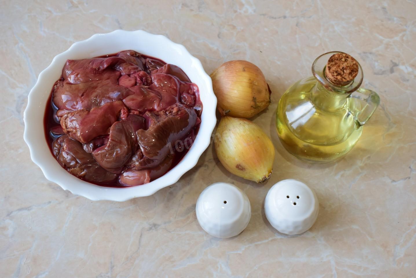 Шаг 1 приготовления Куриная печень на сковороде жареная с луком