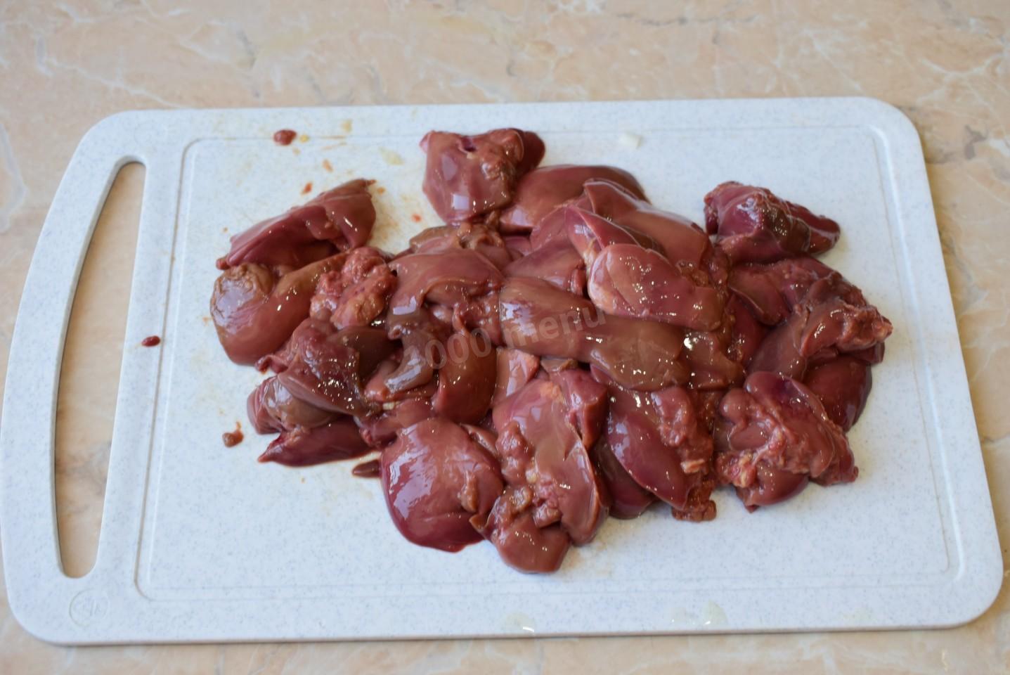 Шаг 3 приготовления Куриная печень на сковороде жареная с луком