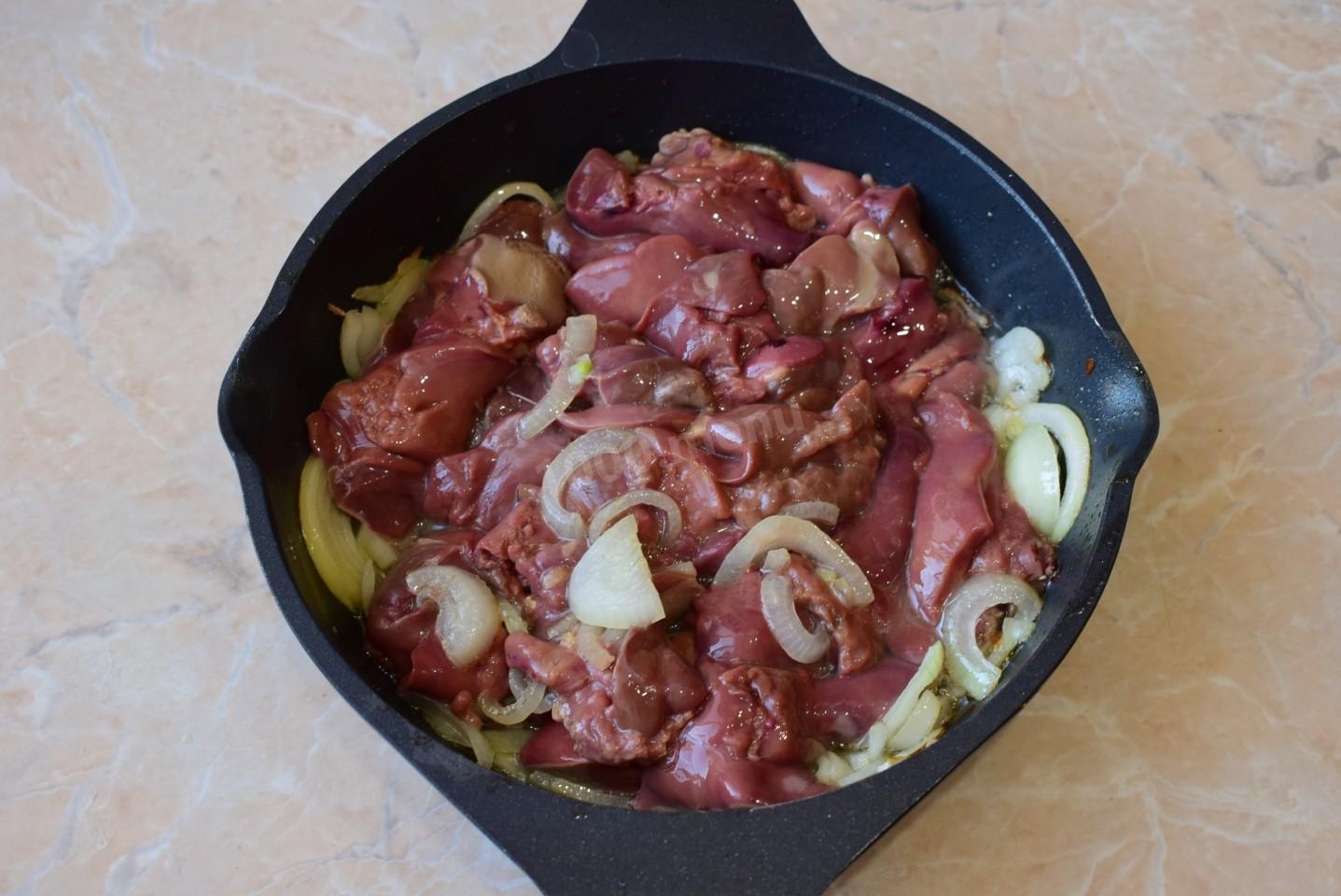 Шаг 5 приготовления Куриная печень на сковороде жареная с луком