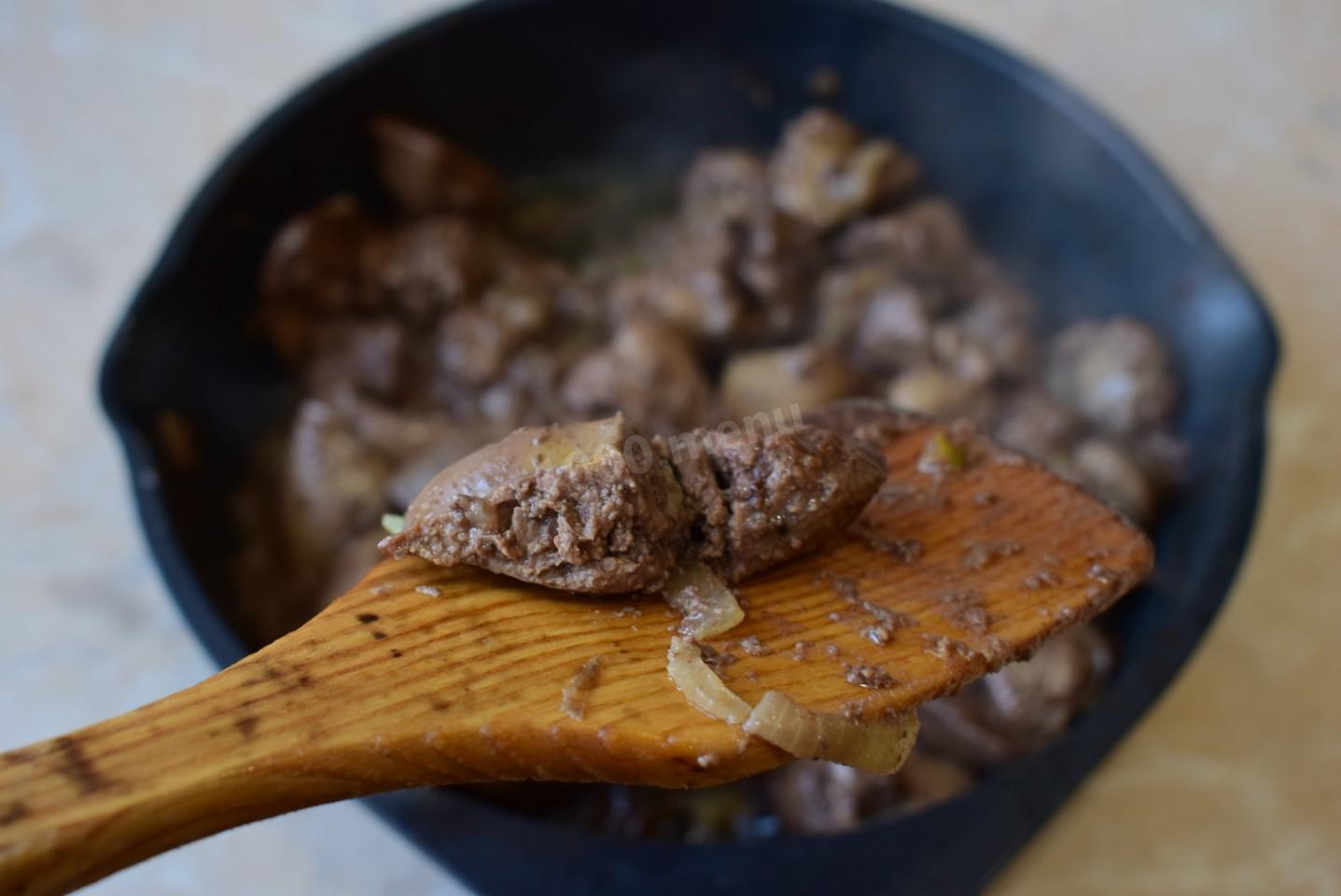 Шаг 6 приготовления Куриная печень на сковороде жареная с луком
