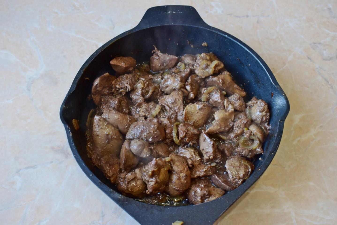 Шаг 7 приготовления Куриная печень на сковороде жареная с луком