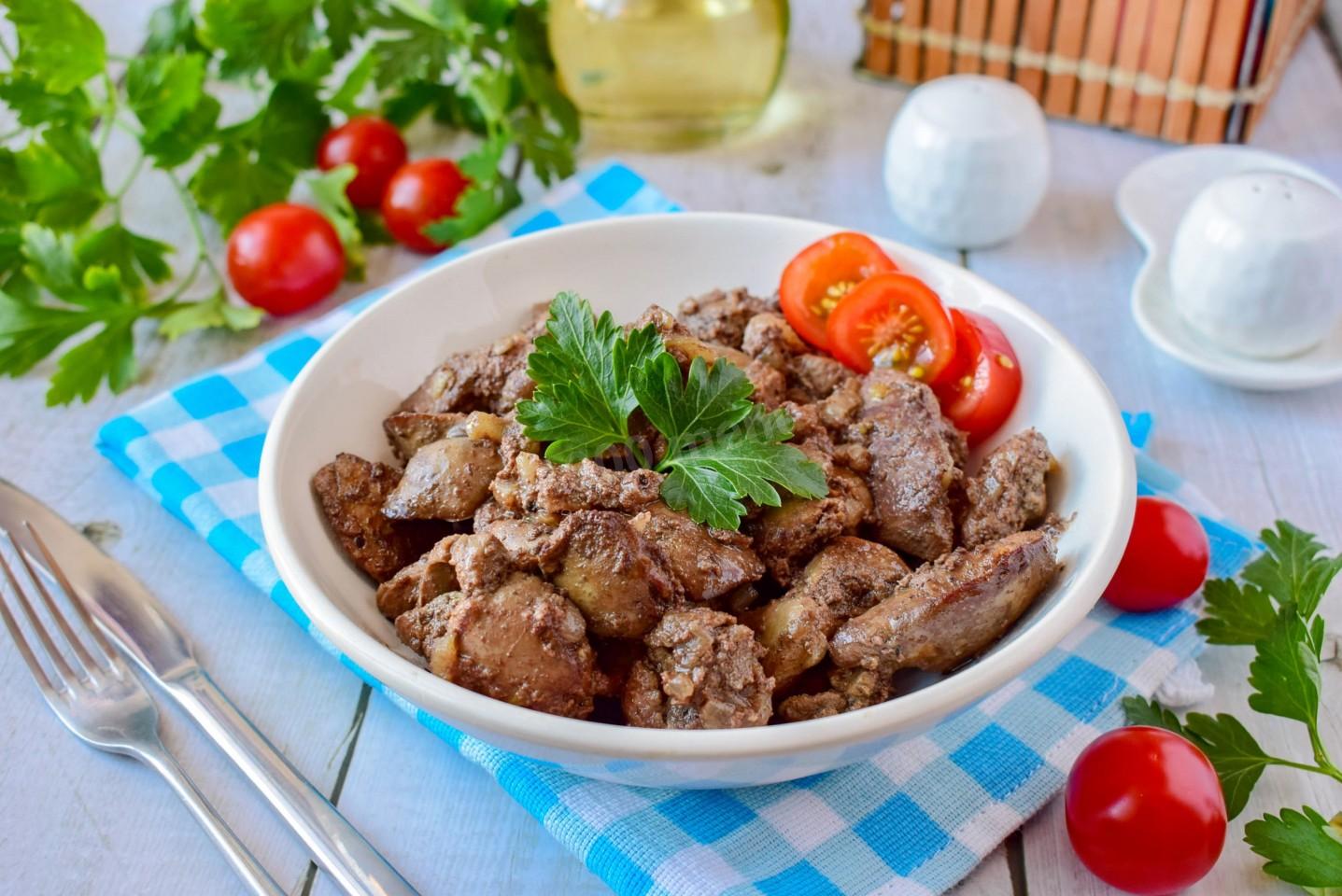 Обложка рецепта Куриная печень на сковороде жареная с луком