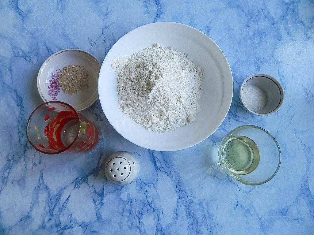 Шаг 1 приготовления Домашняя пицца в духовке с колбасой классическая