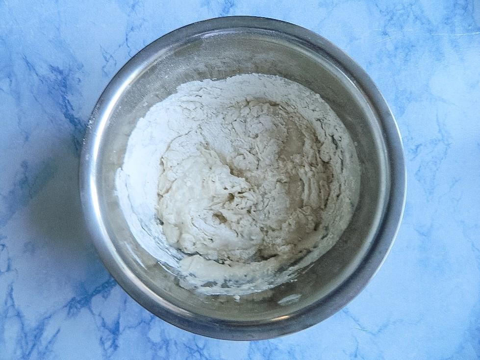 Шаг 6 приготовления Домашняя пицца в духовке с колбасой классическая