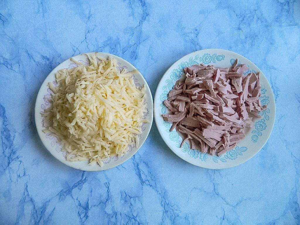 Шаг 9 приготовления Домашняя пицца в духовке с колбасой классическая