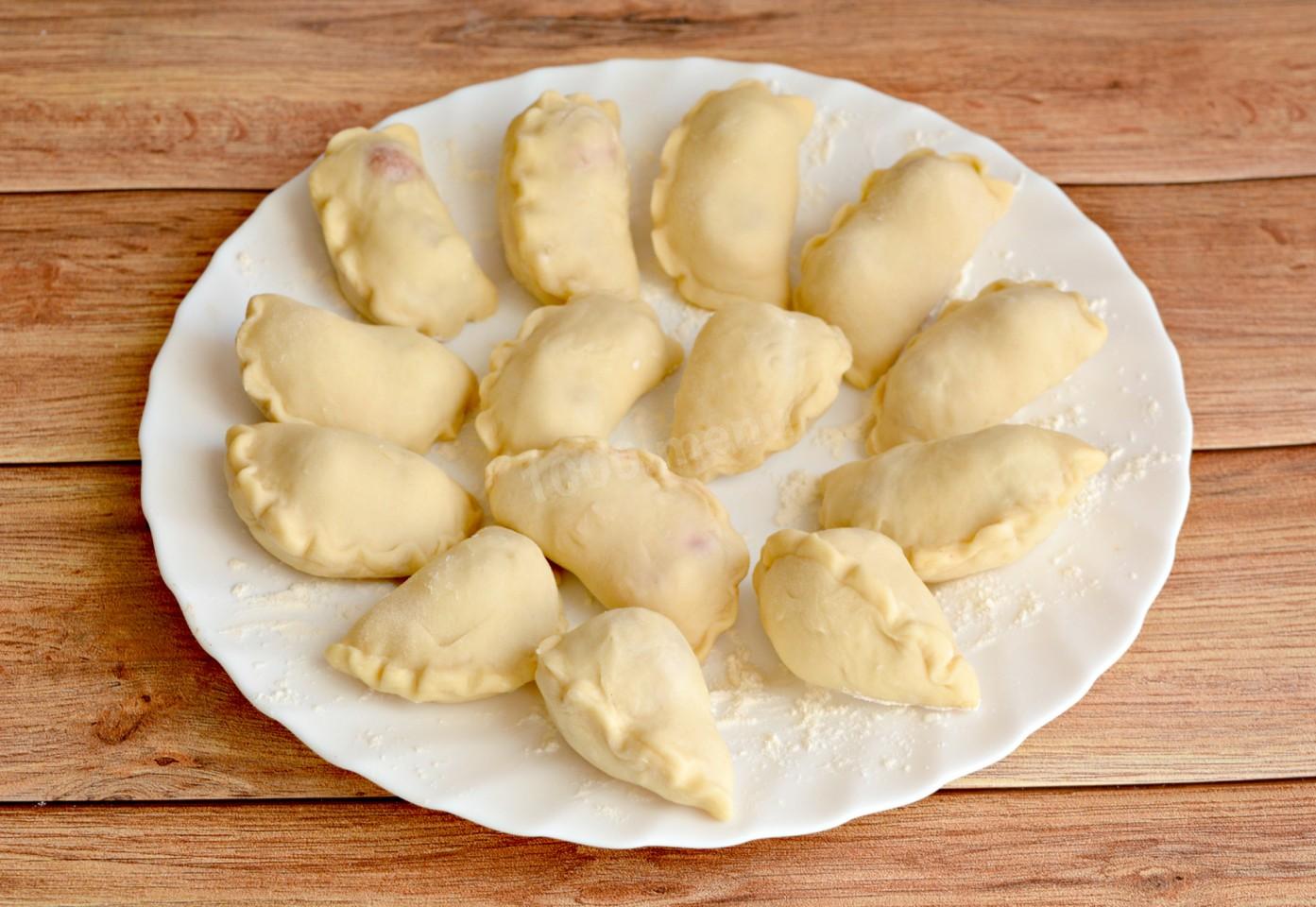 Шаг 7 приготовления Вареники с клубникой