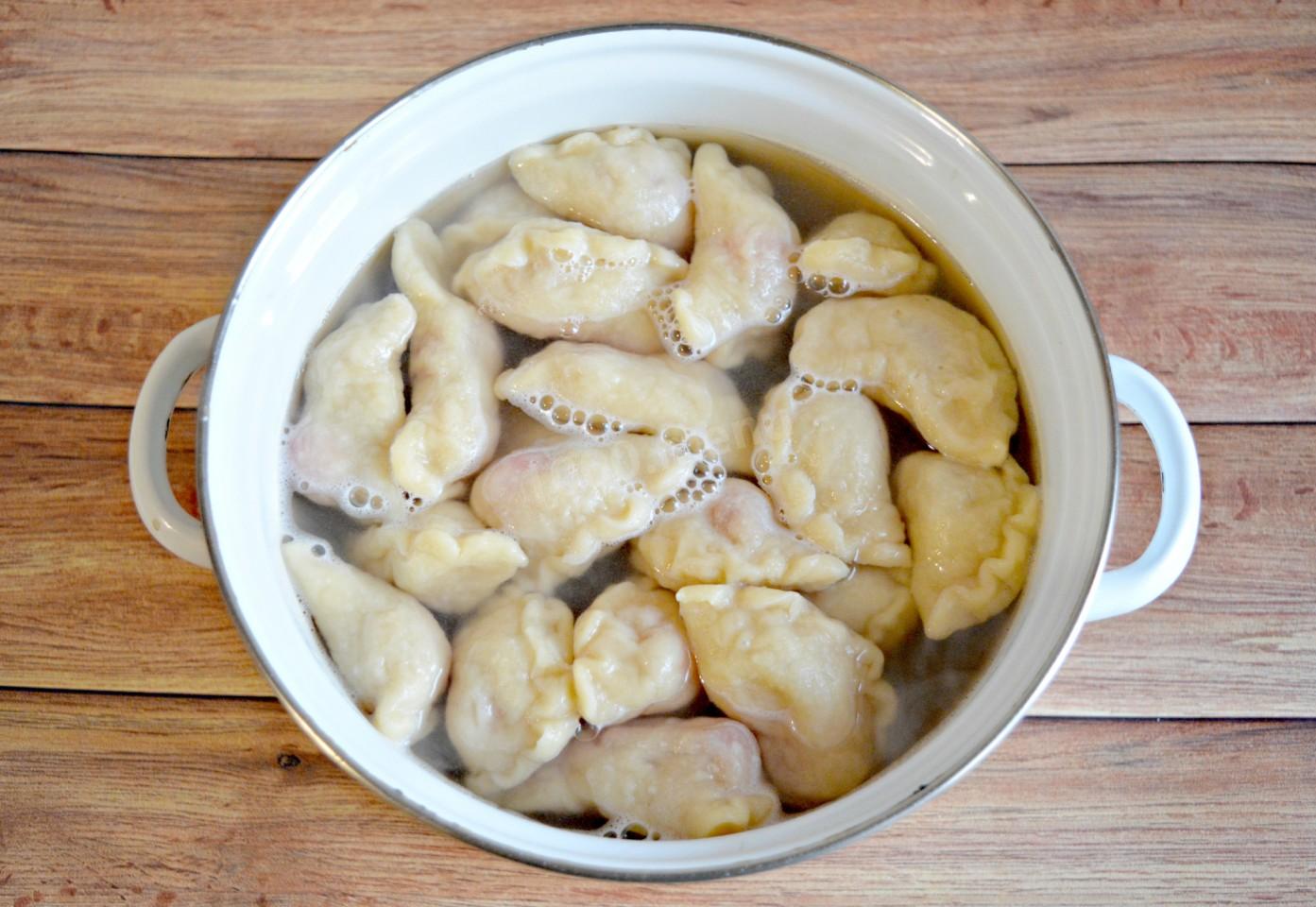 Шаг 8 приготовления Вареники с клубникой