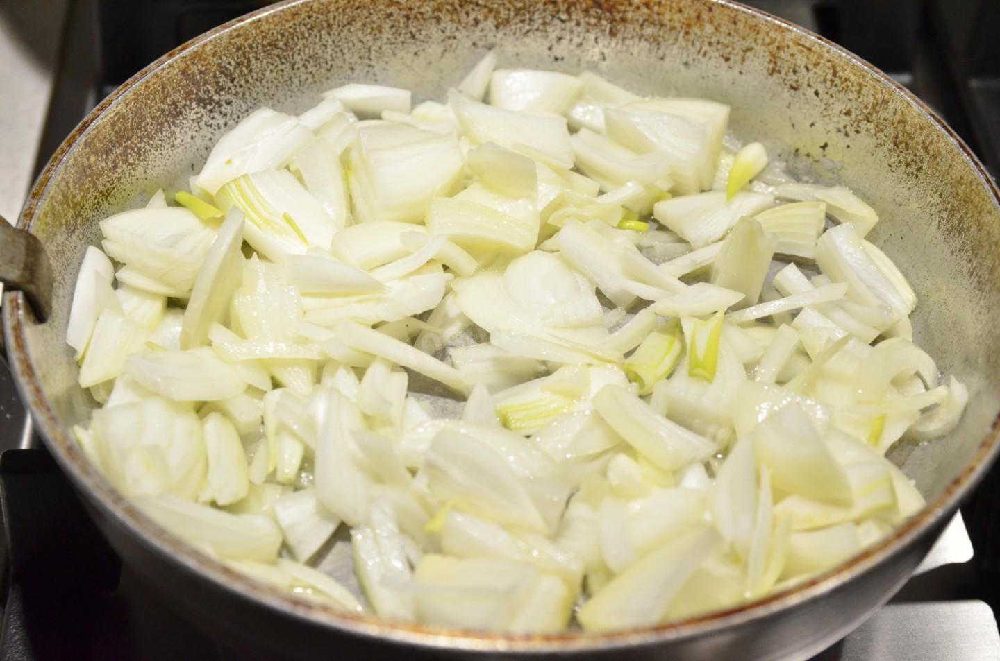 Шаг 8 приготовления Классический чахохбили из курицы по грузински на сковороде