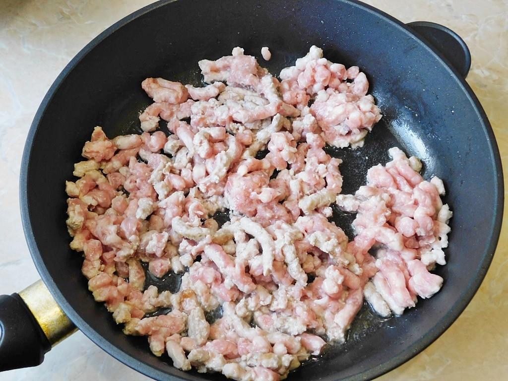 Шаг 1 приготовления Макароны с фаршем на сковороде