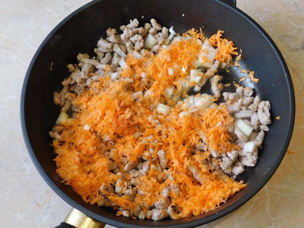 Шаг 3 приготовления Макароны с фаршем на сковороде