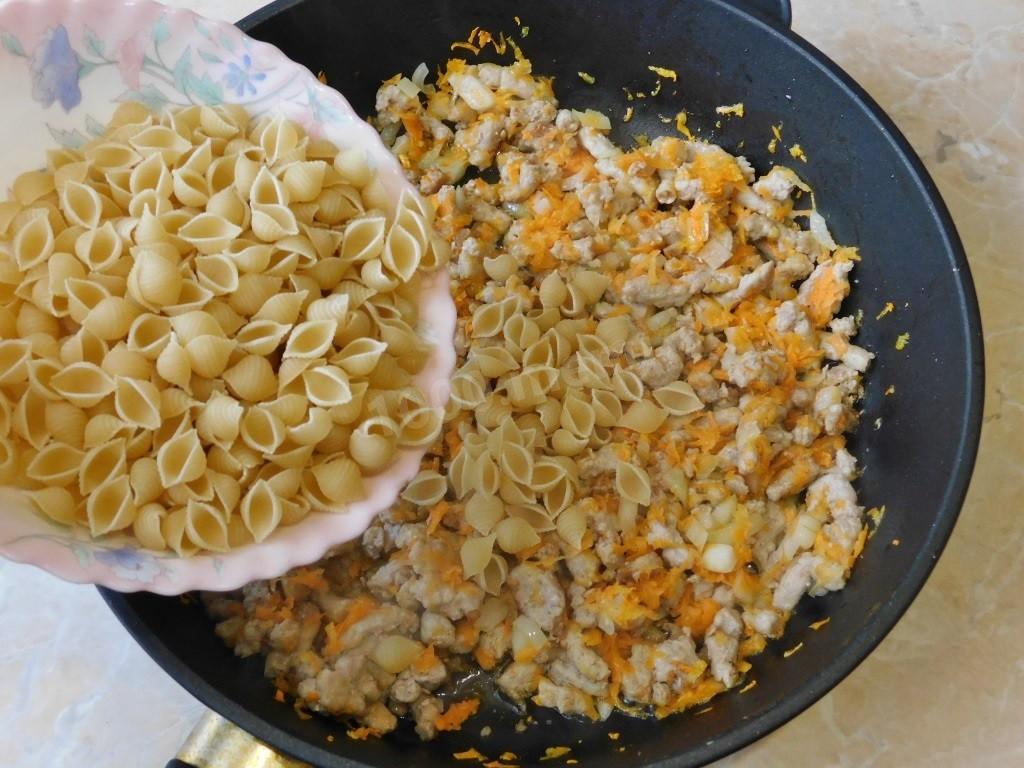Шаг 5 приготовления Макароны с фаршем на сковороде