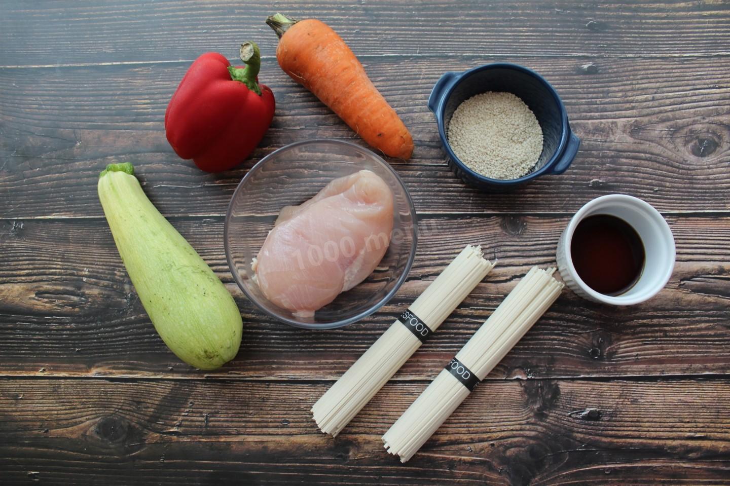 Шаг 1 приготовления Удон с курицей и овощами