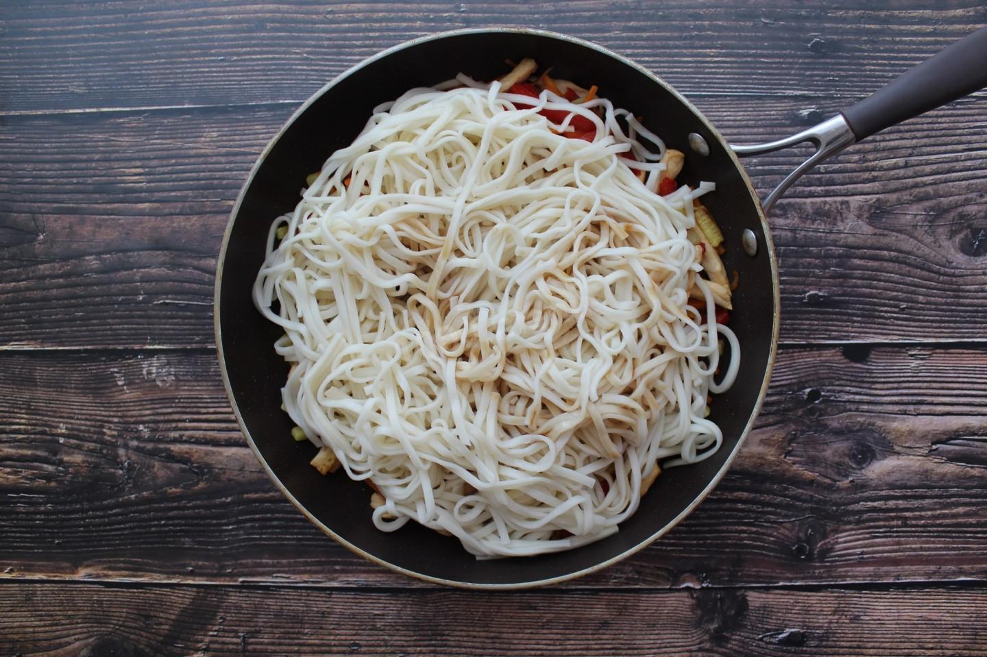 Шаг 10 приготовления Удон с курицей и овощами