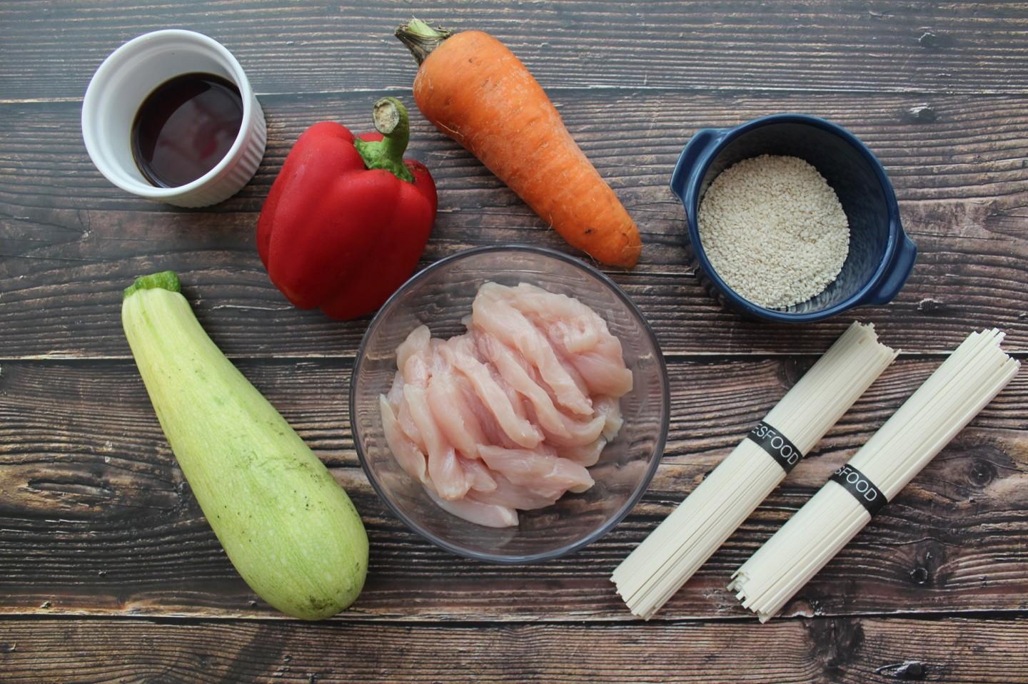 Шаг 2 приготовления Удон с курицей и овощами