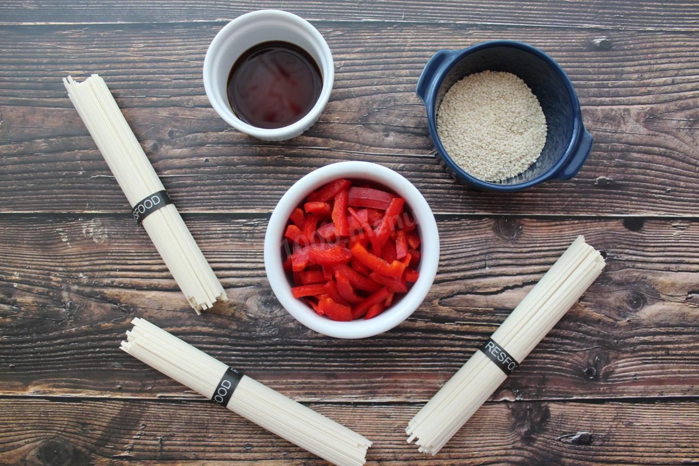 Шаг 5 приготовления Удон с курицей и овощами