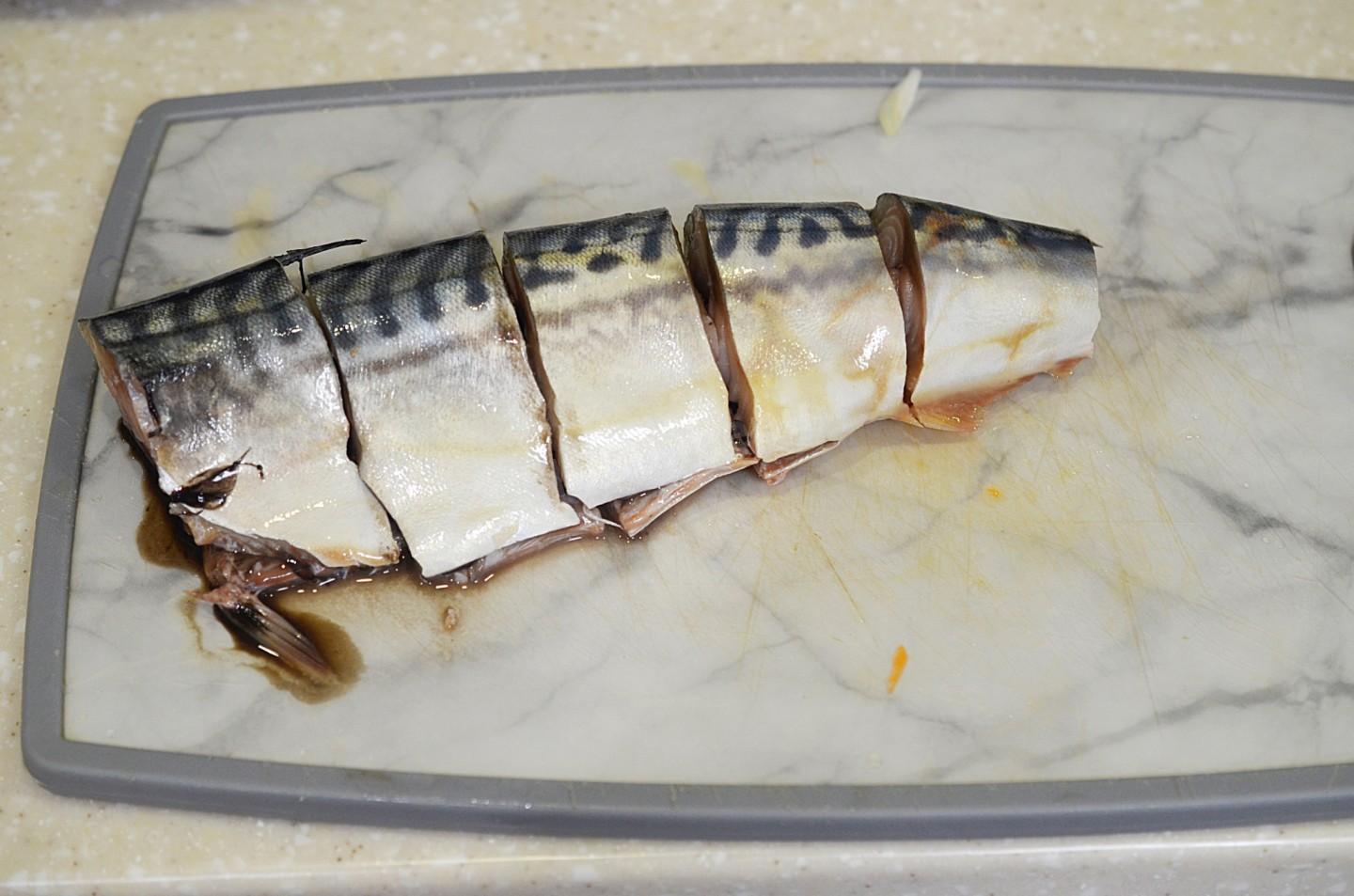 Шаг 6 приготовления Скумбрия с овощами запеченная в духовке
