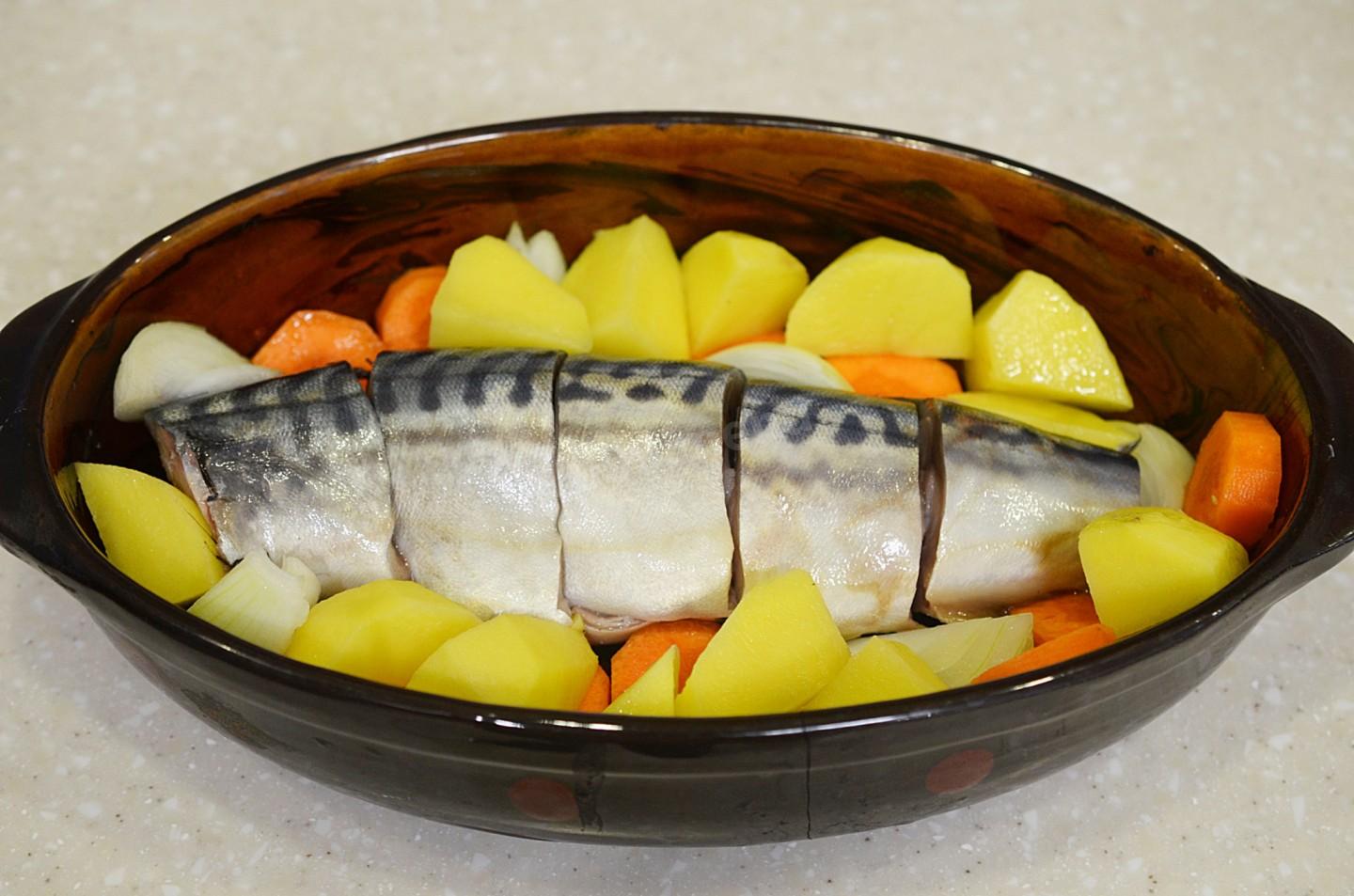 Шаг 7 приготовления Скумбрия с овощами запеченная в духовке