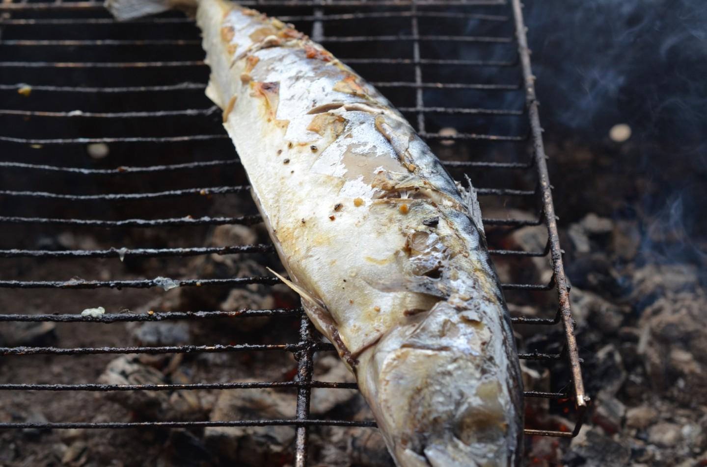 Шаг 12 приготовления Скумбрия на мангале на решетке на углях запеченная