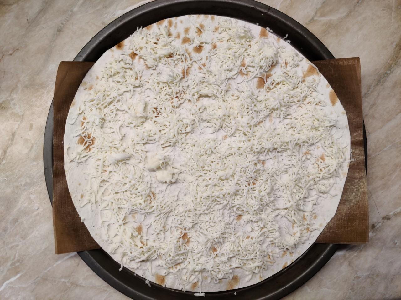 Шаг 2 приготовления Пицца из лаваша в духовке с колбасой и сыром