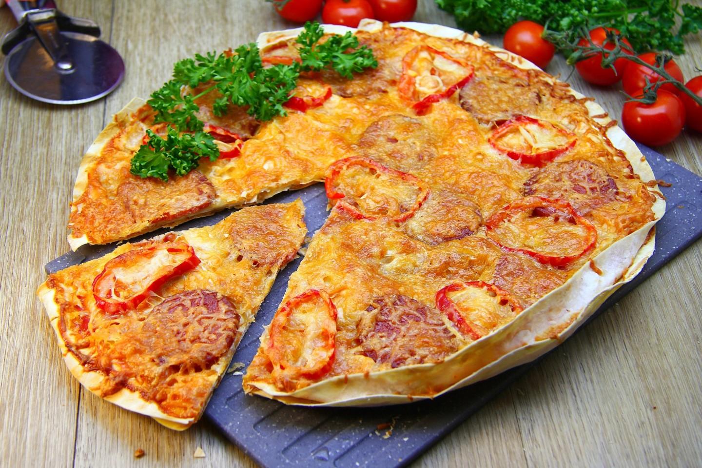Обложка рецепта Пицца из лаваша в духовке с колбасой и сыром