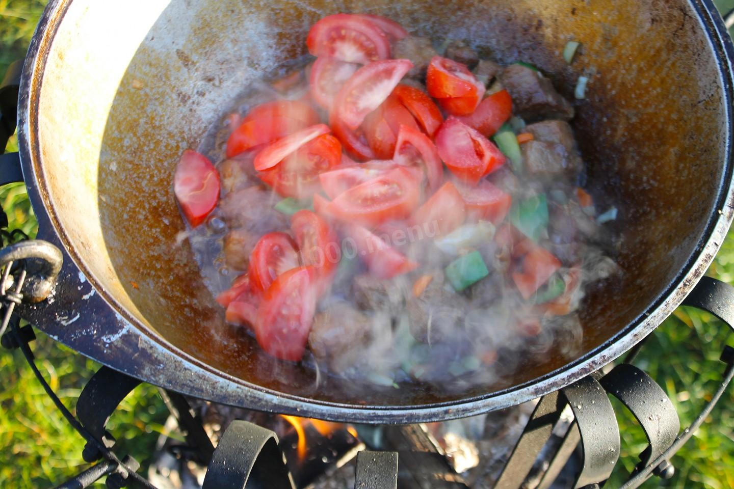 Шаг 11 приготовления Мясо свинины в казане на костре