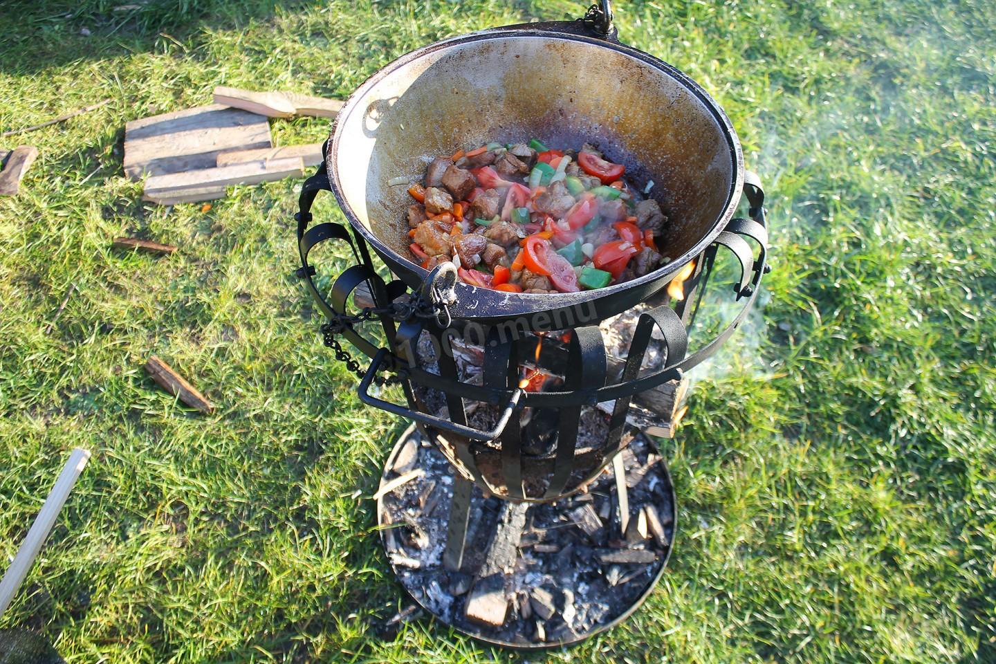 Шаг 12 приготовления Мясо свинины в казане на костре