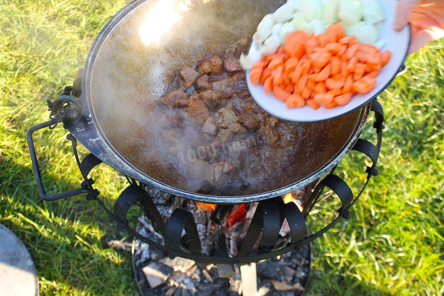 Шаг 9 приготовления Мясо свинины в казане на костре