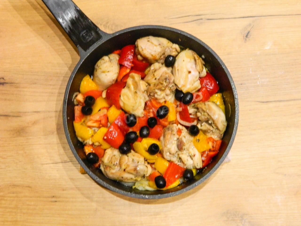 Шаг 11 приготовления Куриные бедра на сковороде